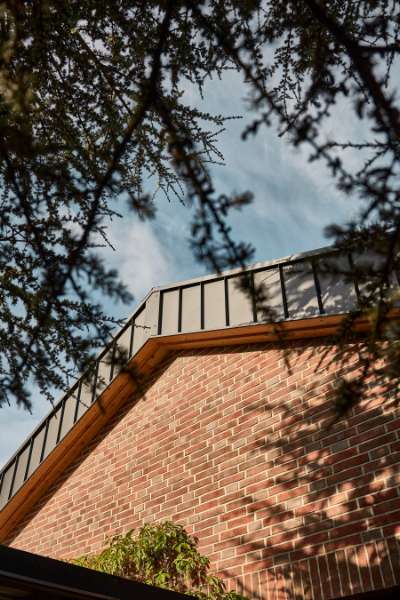 Tysk badeby har fået spir af stål blandt trækroner, Im Kleifeld 17, 29389 Bad Bodenteich, Tyskland